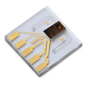 Abb.2: Der Miniatur-Durchflusssensor LPG10 integriert einen digitalen Cmosens-Mikrosensor auf einem mikrofluidischen Chip von nur 10 x 10 Quadratmillimeter. Downmount- Anschlüsse erlauben eine äußerst kompakte Integration in fluidische Systeme.