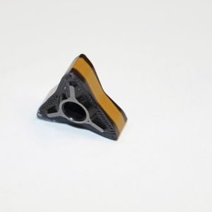 Für den stabilen Sitz sind die sechsschneidigen WSP auf beiden Seiten mit v-förmigen Erhabenheiten ausgestattet. Bei WST sind die Platten in der zähen TiCN/Al2O3 MT-CVD-beschichteten Schneidstoffsorte IC8250 zum Hochvorschub- drehen im Einsatz. (Bild:  Iscar)