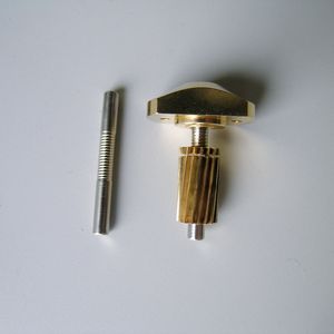 Abb. 4: Zum Austarieren des Gerätes läuft eine schrägverzahnte Messingwalze (Verstellmasse) auf einer gerollten Eichenberger-Gewindespindel. Die Lageänderung der Verstellmasse dient zur Korrektur der Gravitationskraft.