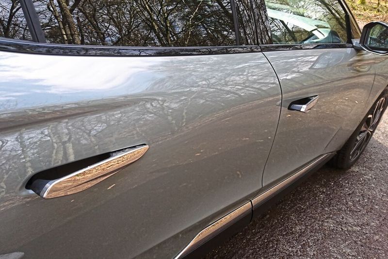 Auffällig sind die versenkten Türgriffe, die automatisch ausfahren. (Bild: Sven Prawitz/Vogel Communications Group)