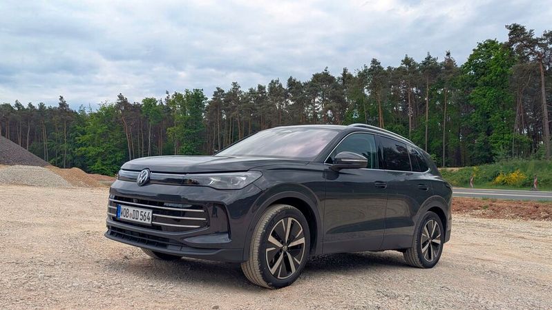 Ein freundliches Gesicht und weniger Kanten als beim Vorgänger – so zeigt sich die dritte Generation des VW Tiguan.(Bild:  Rosenow – VCG)