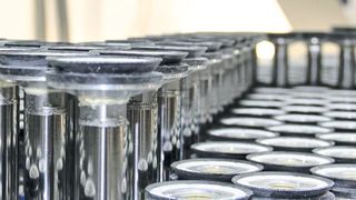 Dank automatisierter Pin-Tische zum Aufspannen von Platten kann ein Holzverarbeitungsbetrieb seine Rüstzeiten deutlich senken und damit flexibel und schnell produzieren. (Aventics)