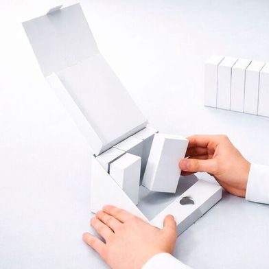 Präzise Bestückung eines Displays mit Faltschachteln für eine optimale Warenpräsentation am Point of Sale. (Bild: Faller Packaging)