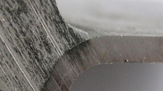 Bauteile wie Querlenker können zum großen Teil aus hochfestem Blech gefertigt werden, nur die Lagerstellen müssen massiv umgeformt werden. So lässt sich Gewicht einsparen.  (IPH)