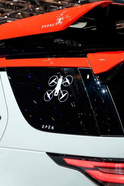 Strategisch positionierte LED-Leuchten verbessern die Sicht bei Nacht. Innovative Stromanschlüsse sind mit diversen Steckermodellen aus aller Welt kompatibel. (Bild: Land Rover)