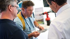 Der fachliche Austausch zwischen Besucher und Aussteller ist das, was die Schraubtec ausmacht. (Bild: PHOTOVISION-DH GmbH)