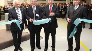 Dr. Klaus Baur, Günter Mayer, Klaus Wowereit und Martin Lambert (v.l.) eröffnen die neuen Produktionsstätte iin Berlin-Tegel.  (Bild: PCS Power Converter Solutions)