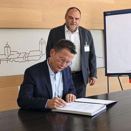 Dr. Mathias Hallmann (links), CEO R. Stahl, und Prof. Dr. Steffen Teichert, Rektor der Ernst-Abbe-Hochschule Jena, bei der Unterzeichnung des Vertrags zur Stiftungsprofessur ‚Anwendung und Sicherheit von Wasserstofftechnologie‘. Dr. Mathias Hallmann (links), CEO R. Stahl, und Prof. Dr. Steffen Teichert, Rektor der Ernst-Abbe-Hochschule Jena, bei der Unterzeichnung des Vertrags zur Stiftungsprofessur ‚Anwendung und Sicherheit von Wasserstofftechnologie‘.