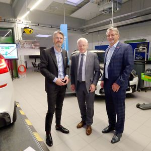 Präsentierten stolz die Einrichtung: (v. l.) Niklas Burmester, Geschäftsführer des Kfz-Gewerbes Saarland, Jürgen Barke, Minister für Wirtschaft, Innovation, Digitales und Energie des Saarlandes, und Martin Bitsch, Vorstandsvorsitzender des Kfz-Gewerbes Saarland. (Bild:  Zietz - VCG)