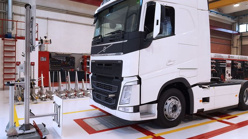 Fahrerassistenzsysteme tragen erheblich zur Verkehrssicherheit bei – wenn sie (auch ab Werk) korrekt eingestellt sind und vom Fahrer genutzt werden.(Bild:  Josam)