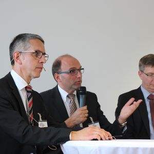 „Ich denke, dass die beschleunigenden Faktoren überwiegen werden. In unserer älter werdenden Gesellschaft muss die Medizin einfach neue Behandlungsmethoden anbieten“, Prof. Dr. med. Christoph Alexoiu, Universitätsklinikum Erlangen (Mitte).