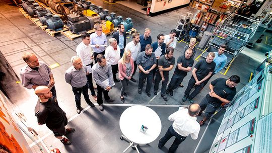 Kulturwandel live erleben: Die Staufen AG organisiert Best-Practice-Touren, bei denen Unternehmen ihre Werkstore exklusiv für Besucher öffnen.(Bild:  Munsch)