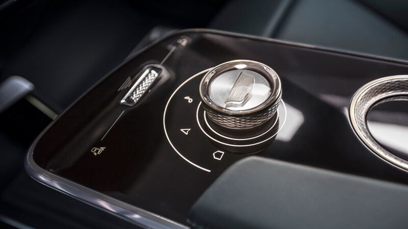 Statt auf reine Touchflächen setzt der Hersteller in seinem Prototypen auch auf greifbare Elemente.  (Cadillac)