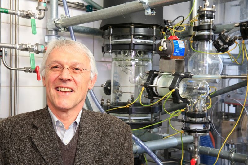 „Die Up-Cycling Anlage und der dazugehörige Prozess wird das Denken und Handeln von uns allen ändern. Was einst als ein nutzloser Abfallstrom betrachtet wurde oder allenfalls als Nebenprodukt mit geringem Nutzen, ist nun ein wertvolles Material”, sagt Klaus Hintzer, Corporate Scientist bei 3M und Ideengeber des neuartigen Verfahrens. (Bild: 3M / Dyneon)