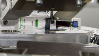 Roboter-gestützter Schaltschrankbau: Mangelberger produziert seine Schaltanlagen durchgehend automatisiert. (Mangelberger)