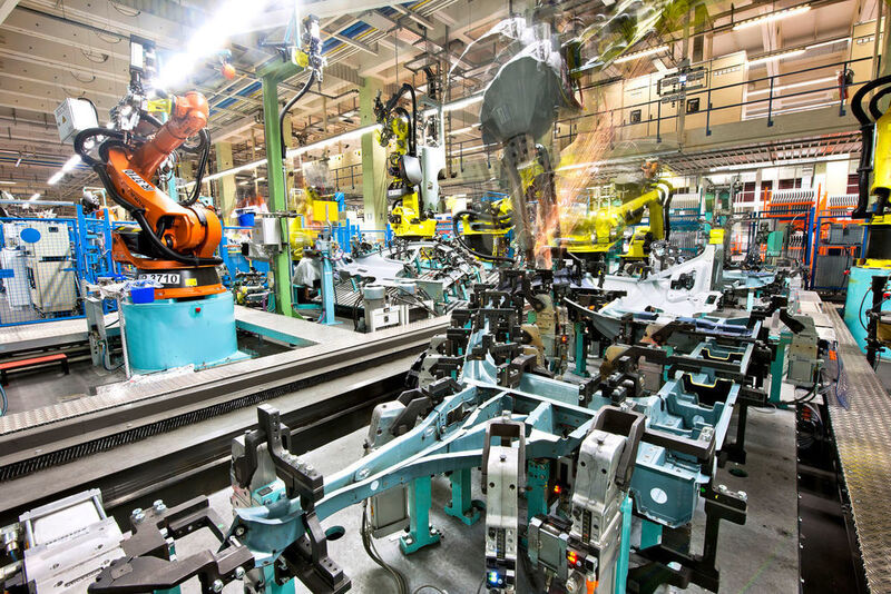 Smart manufacturing is about making use of the convergence of manufacturing and information technology. (Daimler AG)