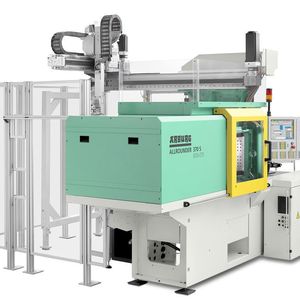 Auf den Kunden zugeschnitten: Auch kundenspezifische Fertigungszellen gehören zum Arburg-Produktprogramm.