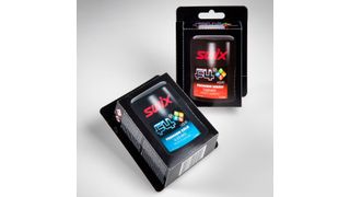 Skiwachs vom Weltmarktführer Swix in einer einfach zu öffnenden, kunststofffreien Verpackung, die ebenso ein Deodorant oder eine Hautcreme enthalten könnte. (Iggesund)