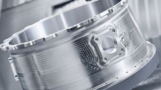 Pulverdüse und Fräskopf der Lasertec 65 3D hybrid können jederzeit eingewechselt werden, sodass sich bei komplexen Geometrien Stellen fräsen lassen, die am fertigen Bauteil später nicht mehr zu erreichen wären. (DMG Mori)