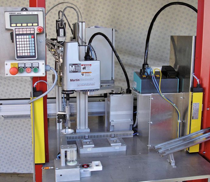 Bild 2: Der Scara-Roboter mit Doppelgreifer positioniert Metallteil und Dichtring für den Fügevorgang. (Bild: Martin Mechanic)