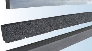 Bei den dauerhaft verwendbaren Antirutsch-Balken aus Gummi soll es sich um eine Weltneuheit handeln, die die Eigenschaften von Antirutschmatten mit denen von Kanthölzern kombiniert. (Archiv: Vogel Business Media)