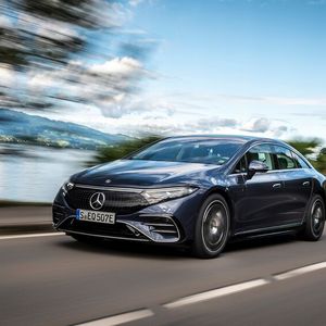 Der Spurt von 0 auf 100 km/h dauert mit dem EQS 6,1 Sekunden.(Bild:  Daimler)