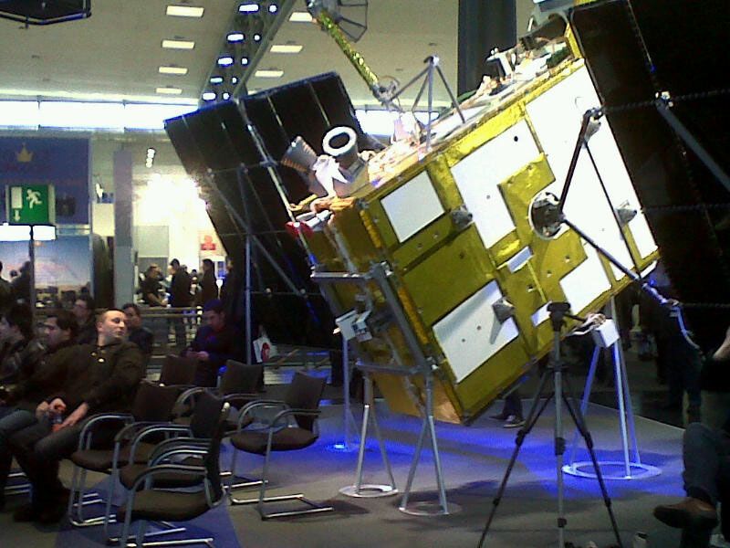 Der größte Satellit auf dem Messestand eines russischen Anbieters in Halle 13 (Archiv: Vogel Business Media)