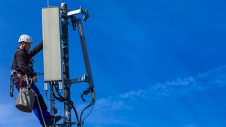 Im Aufbau: Ein Techiker installiert eine 5G-Antenne. (Bild: Deutsche Telekom AG / Thomas Ollendorf)