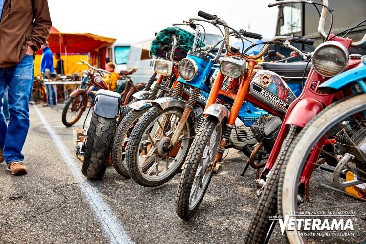 Vom Klapprad bis zur Harley: Auch die Fans von Einspurfahrzeugen kommen voll auf ihre Kosten. Oftmals auch die Verkäufer, denn historische Mopeds und Co. erfreuen sich großer Beliebtheit. (Veterama)