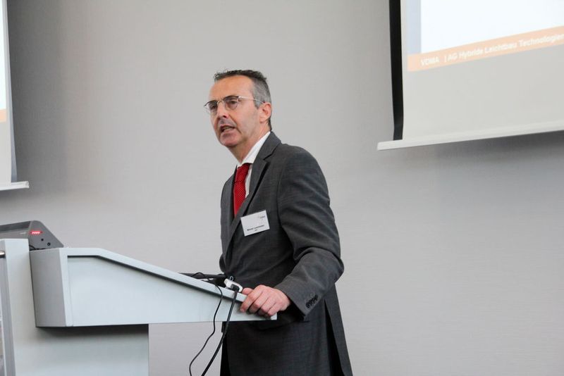Als Vertreter der Bundesministeriums für Wirtschaft und Energie, begrüßte Werner Loscheider die Idee des VDMA, eine solche Arbeitsgemeinschaft für hybriden Leichtbau zu gründen. Er betonte den hohen Stellenwert, den geeignetes Know-how und wirtschaftlich umsetzbare Leichtbau-Produktlösungen für die Zukunft der deutschen Industrie haben – auch im Hinblick auf die Industrie-4.0-Ziele. (Bild: Königsreuther)