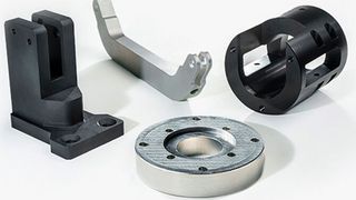 Protolabs ist Spezialist für digitalisierte Fertigungsverfahren. Hier einige Bauteile, die durch spanenden Verfahren, 3D-Druck oder Spritzguss hergestellt wurden. Protolabs hat nun speziell nachgefragt, wohin sich derzeit die Robotik entwickelt und welche Verfahren es dazu braucht. (Bild: Protolabs)