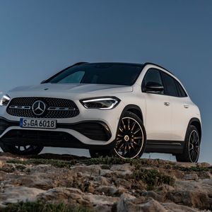 Zwei Jahre nach dem Start der neuen A-Klasse legt Mercedes auch das SUV GLA neu auf.(Bild:  Daimler)