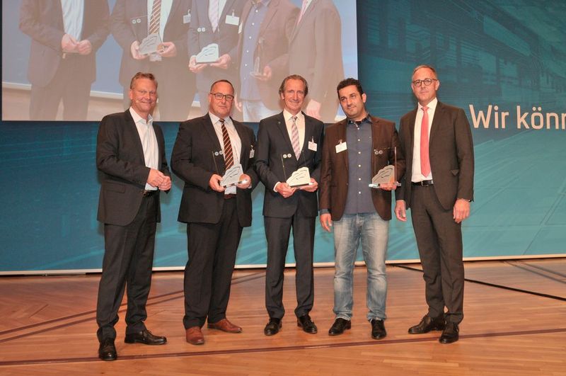 Mit dem Blauen Kalligraphen wurden auf der Bundestagung drei Kfz-Unternehmer für ihre ehrenamtliche Medienarbeit in einer Kfz-Innung ausgezeichnet. Erstmals stimmte das Publikum der Bundestagung live per TED über Gold, Silber und Bronze ab. (Bild: Zietz/»kfz-betrieb«)