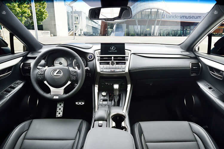 Den umfangreich ausgestatteten Lexus NX 300h gibt es ab 39.800 Euro mit Frontantrieb, den Testwagen mit Allradantrieb ab 41.500 Euro. (Lexus)