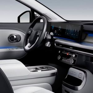 Die Beleuchtung in Armaturenbrett und Türen lässt sich individuell an die persönliche Atmosphäre anpassen.(Bild:  Hyundai)