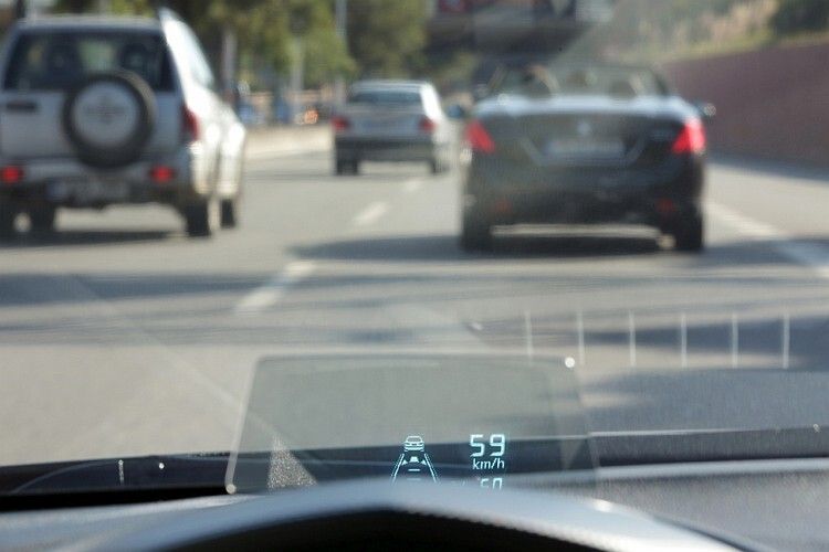 Dafür gibt es aber in der Variante Sports-Line ein Head-up-Display. (Foto: Mazda)