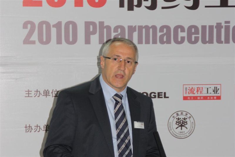 Im Bild ist Gerd Kielburger, Publisher PROCESS, bei seiner Eröffnungsrede zum Pharmaceutical Engineering Forum. (Archiv: Vogel Business Media)