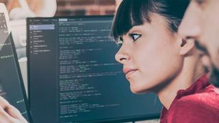 Die Welt der SPS-Programmierer wird durch Digitalisierung immer komplexer. Damit steigt die Fehlergefahr. Um das Problem, das sich mit Sicherheit in den nächsten Jahren noch verschärft, zu lösen, haben Experten nun eine Echtzeitkorrektur für die SPS-Programmierung entwickelt. (Bild: Fraunhofer IEM)