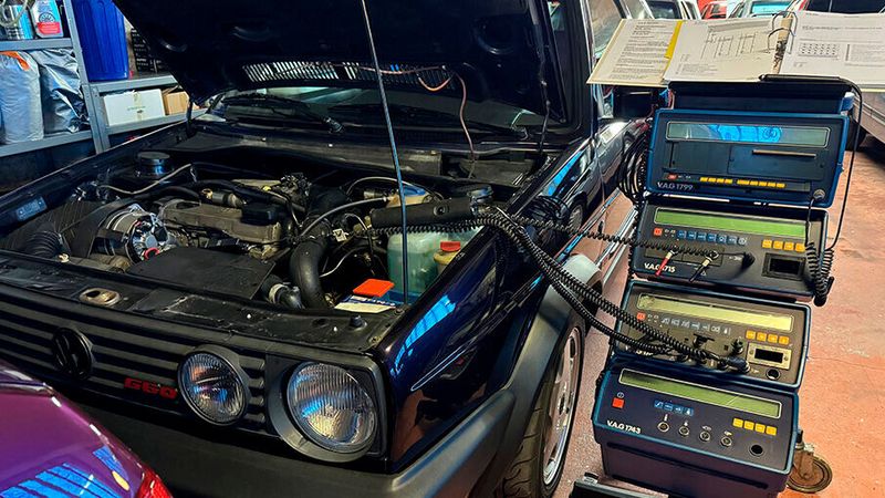 Von wegen modernes Diagnosegerät: Bei Arbeiten an einem VW Golf II kommt der Messwagen („die Harfe“) des ehemaligen V.A.G.-Serviceorganisation zum Einsatz. (Bild:  AGVS-Medien)