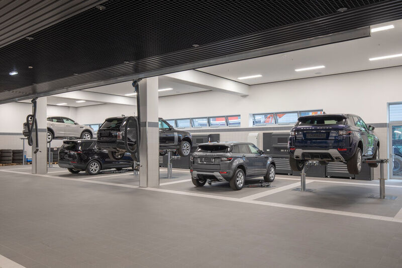 Blick in die Werkstatt mit 16 Hebebühnen. (Jaguar Land Rover Germany/Gudrun Muschalla)