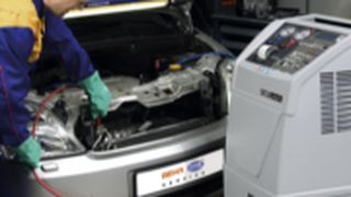 Ein fachgerechtes Spülen der Klimaanlage erhöht deren Lebensdauer.  (Foto: Behr Hella Service)