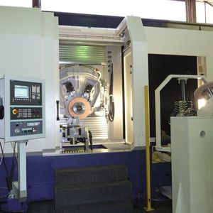 Bild 1: Blick in die Einspindel-Verfahrsäulenmaschine Micro-Cut 4 520 S zum Schleifen von Laufschaufeln kleiner Losgrößen. Rechts vorn befindet sich das Schleifscheibenmagazin, dahinter die automatische Schleifscheiben-Wechseleinrichtung.