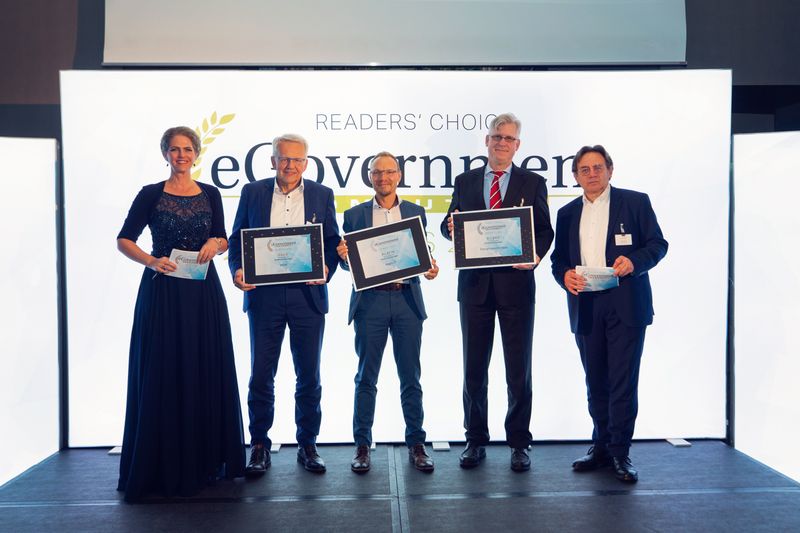 Die Gewinner der Kategorie Kommunale Lösungen: Ferrari electronic (Silber Award), HSH (Gold Award) und regio IT (Platin Award) (offenblen.de )