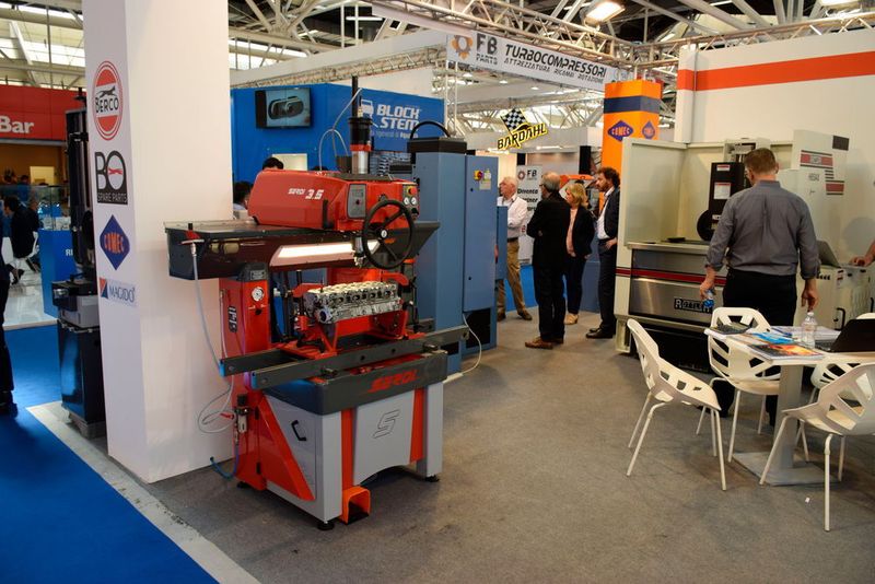 Eine Vielzahl von Anbietern liefert Spezialmaschinen für die Motorenüberholung. (Holz / »kfz-betrieb«)