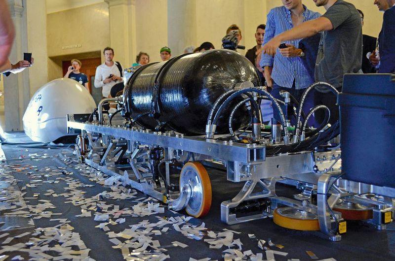 Die Kapsel schwebt ab einer Geschwindigkeit von 40 km/h energiefrei durch die eingebauten Magnete. Fortbewegt wird sie durch Druckluft, ähnlich einem Raketenantrieb. Die Aluminiumstruktur stammt vom Liftbauer Schindler, die Stabilisatoren von Georg Fischer. (VBM / Sergio Caré)