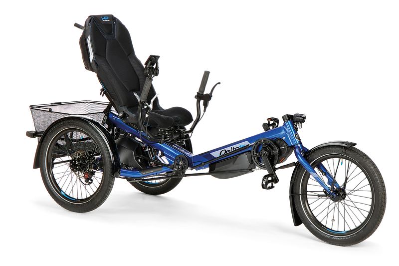 Mit dem neuen „Delta tx mit Untenlenker“ präsentiert Spezialradhersteller HP Velotechnik eine weitere Option des beliebten E‑Trikes Delta tx. Neu daran ist der Untenlenker. Dieser ermöglicht eine entspannte Arm- und Handhaltung, mit der man gleichzeitig Steuerung, Gangschaltung, Motorbedienung und Bremse im Griff hat. Das besondere dabei ist die Verstellbarkeit und Anpassung auf unterschiedliche Körpergrößen. HP Velotechnik überrascht hier mit einer weltweit einmaligen Lösung: Sitzdom und Lenkeraufnahme sind in einem Bauteil zusammengeführt. Die Folge: Bei einer Änderung der Sitzeinstellung wandert der Lenker automatisch in die richtige Position. Dafür müssen lediglich drei Schnellspanner geöffnet werden. Unabhängig von der Justierung für die Körperlänge lässt sich der Untenlenker in Neigungswinkel und Breite einstellen und ermöglicht so eine ergonomisch-optimierte Sitzposition. Menschen mit eingeschränkter Beweglichkeit klappen die rechte Lenkerhälfte nach hinten, um ungehindert im Sitz Platz zu nehmen. Nebeneffekt der Konstruktion ist ein uneingeschränkter Panoramablick. Die Version des Delta tx mit Untenlenker ist ab Mai 2026 erhältlich und kostet ab 6.949 Euro.  (Bild: www.hpvelotechnik.com | pd-f)