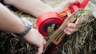 Der selbstaufrollende Automatikzurrgurt Quickloader ist auch für den Profieinsatz geeignet. (Rakennuskemia Oy, Tomas Whitehouse)