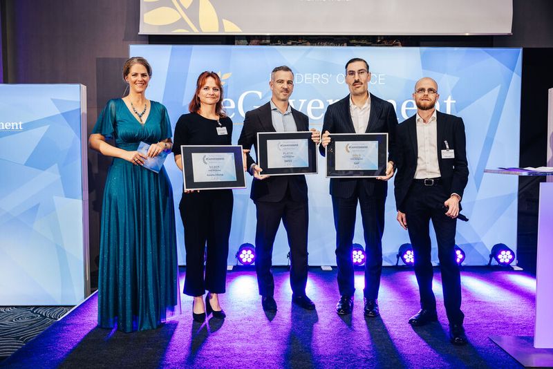 Erst kurzfristig war Paul Bludau (Mitte) für einen Kollegen eingesprungen, um den Platin-Award für die DATEV in der Kategorie „Finanz-Management“ mit nach Hause zu nehmen. Umrahmt wird er von Siamak Thamasian, der Gold für SAP mitnahm, und Silber-Gewinnerin Hanne Müller von Axians-Infoma. (Bild: © Offenblende/Christoph Wehrer )