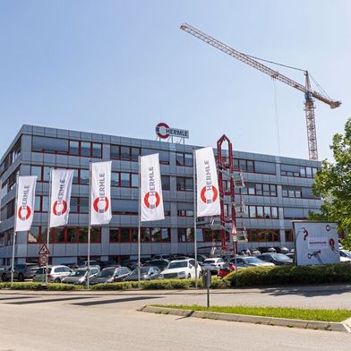 Ergänzend zur Maschinenvorführung ermöglicht Hermle umfassende Betriebsführungen durch die komplette Fertigung und Montage. (Bild: Hermle)