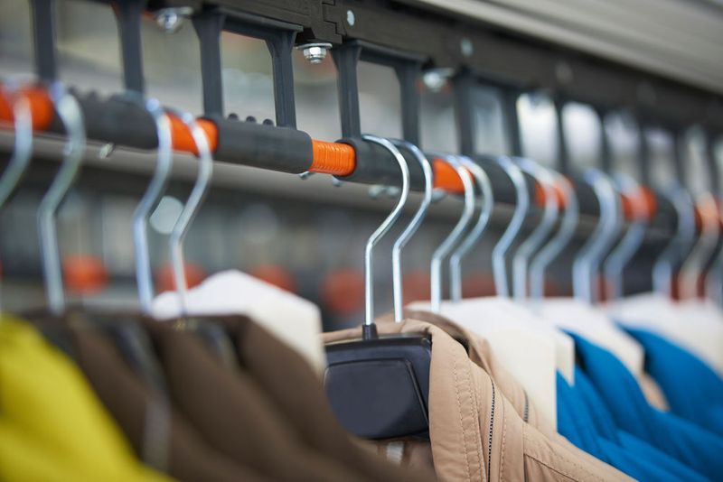 Airtrax ist ein modulares, flexibles und praktisches Konzept zum Transport sowie zur Sortierung und Lagerung von Hängeware. (Bild: Vanderlande)